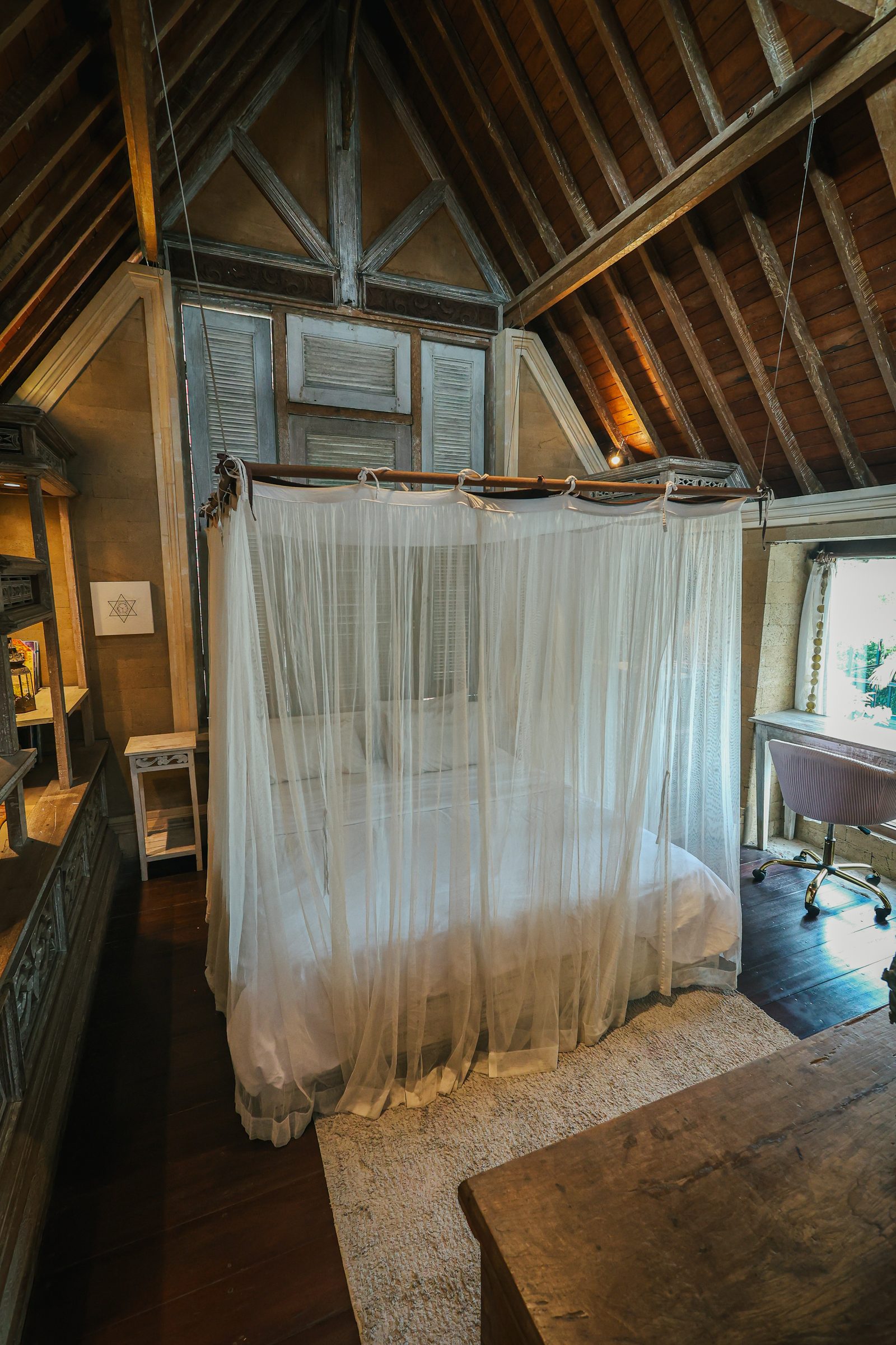 A canopy bed in one of the castle rooms