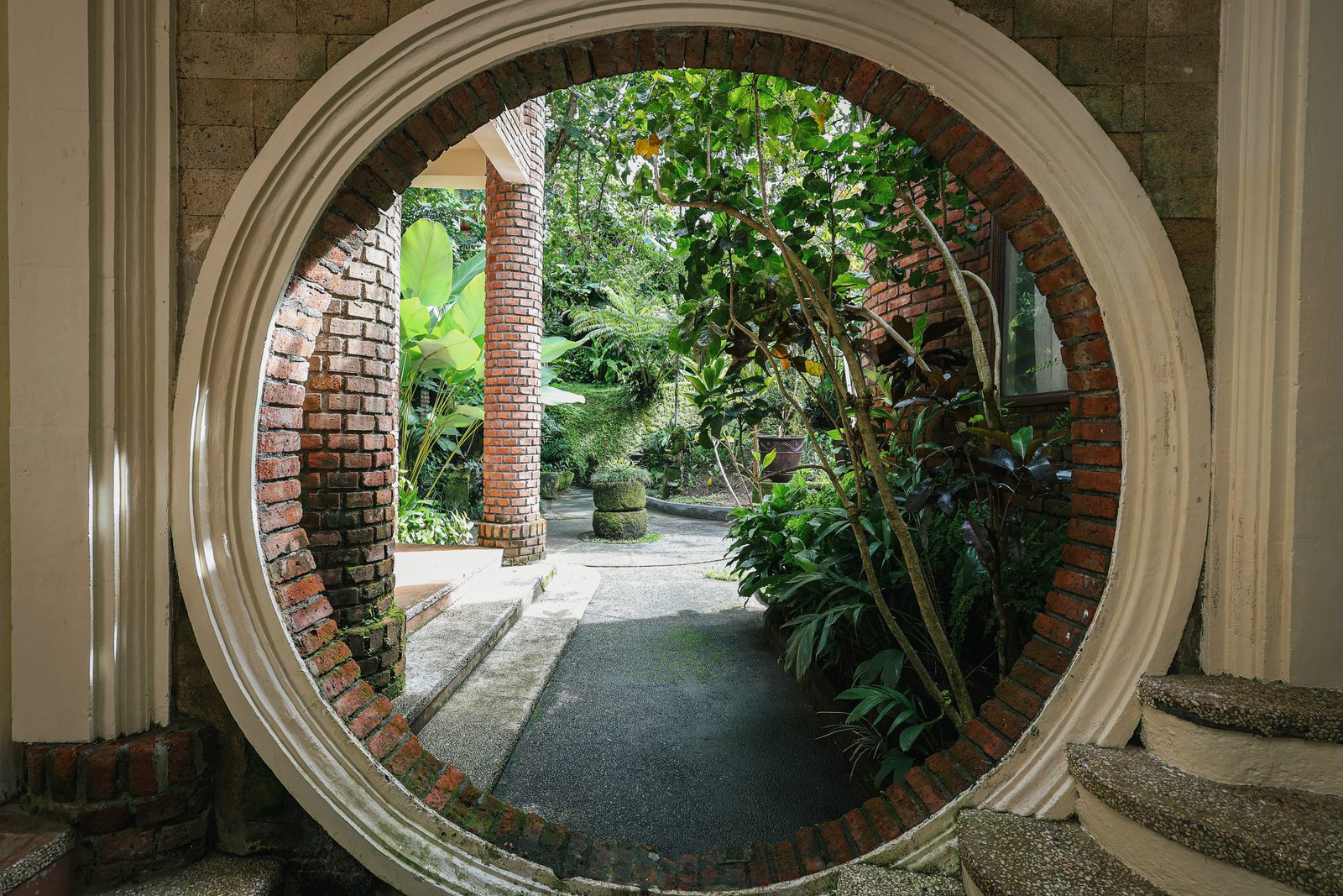 Round window opening onto the castle garden